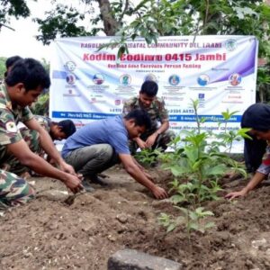 Tentara Kodim 0415 Jambi berinteraksi dengan masyarakat.