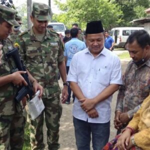 Tentara Kodim 0415 Jambi berinteraksi dengan masyarakat lokal.