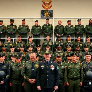 Struktur organisasi militer dengan prajurit dan perwira.